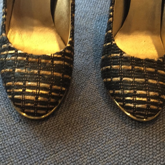 Devi Kroell gold and black ‘fabric’ Pumps - Picture 2 of 8